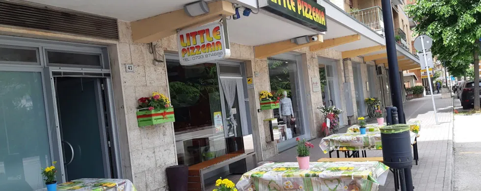 Rita impasta la pizza